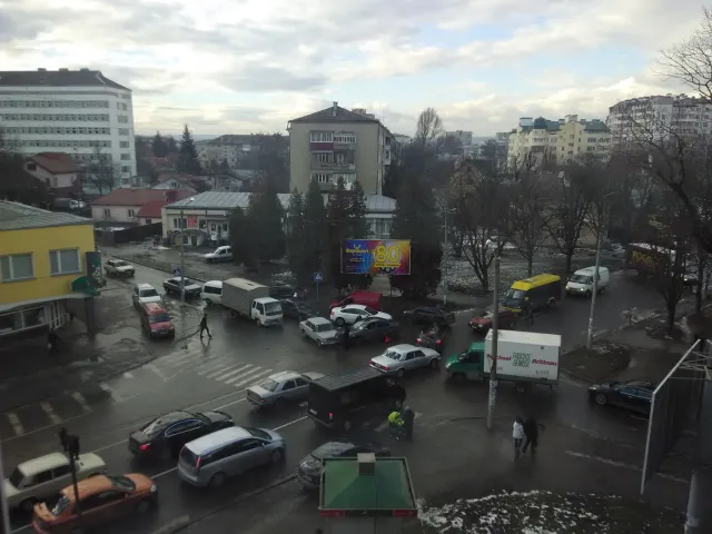 У Франківську на вулиці Довгій сталась аварія. Водії порушуючи ПДР оминали затор по тротуарі (фото) — фото 4