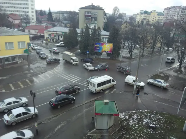 У Франківську на вулиці Довгій сталась аварія. Водії порушуючи ПДР оминали затор по тротуарі (фото) — фото 5