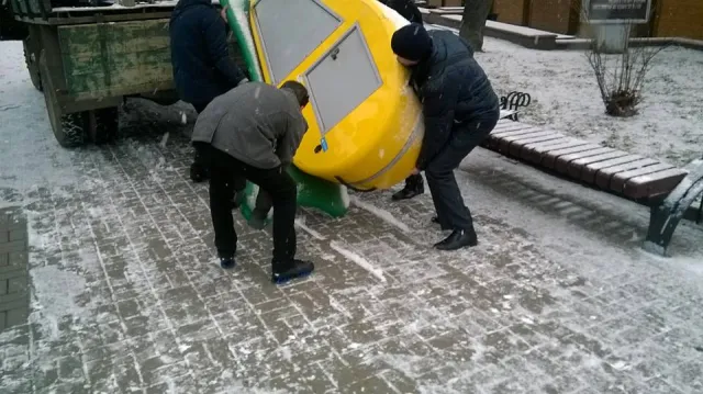 Власник незаконних атракціонів, які демонтували з Вічевого майдану, подав заяву в поліцію (фото) — фото 1
