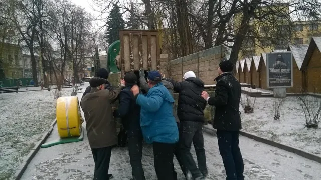 Власник незаконних атракціонів, які демонтували з Вічевого майдану, подав заяву в поліцію (фото) — фото 2
