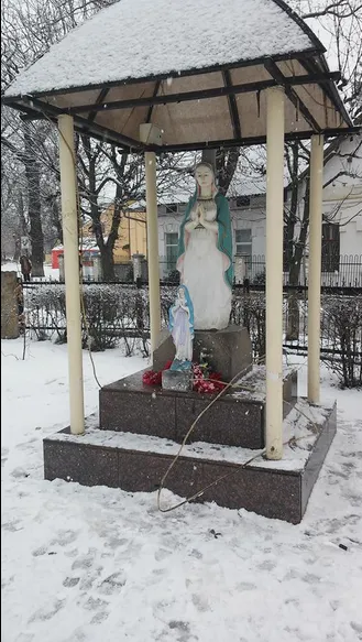 На Прикарпатті невідомі особи спаплюжили Капличку Божої Матері (фото) — фото 1
