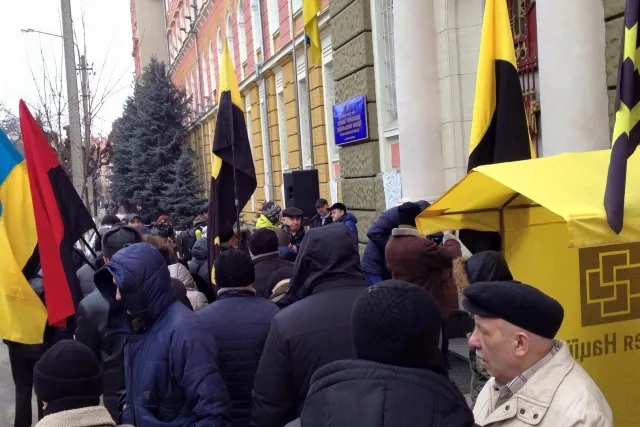 У Франківську активісти пікетували міліцію. Вони вимагають покарати іноземців за розбещення неповнолітніх (фото+відео) — фото 1