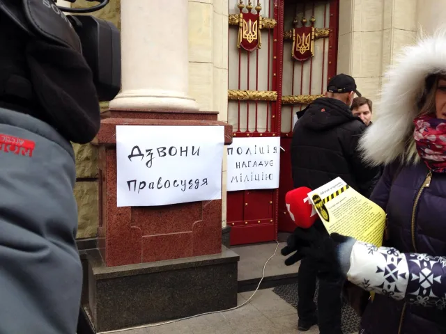 У Франківську активісти пікетували міліцію. Вони вимагають покарати іноземців за розбещення неповнолітніх (фото+відео) — фото 2
