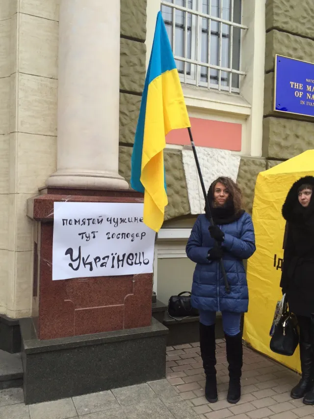 У Франківську активісти пікетували міліцію. Вони вимагають покарати іноземців за розбещення неповнолітніх (фото+відео) — фото 3