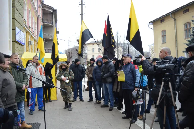 У Франківську активісти пікетували міліцію. Вони вимагають покарати іноземців за розбещення неповнолітніх (фото+відео) — фото 6