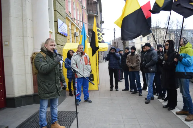 У Франківську активісти пікетували міліцію. Вони вимагають покарати іноземців за розбещення неповнолітніх (фото+відео) — фото 7