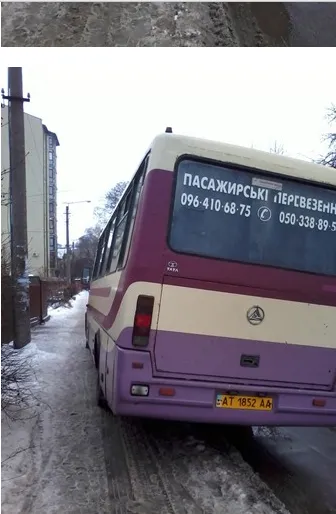 На Прикарпатті пасажирський автобус порушив ПДР, припаркувавшись на тротуарі (фото) — фото 1