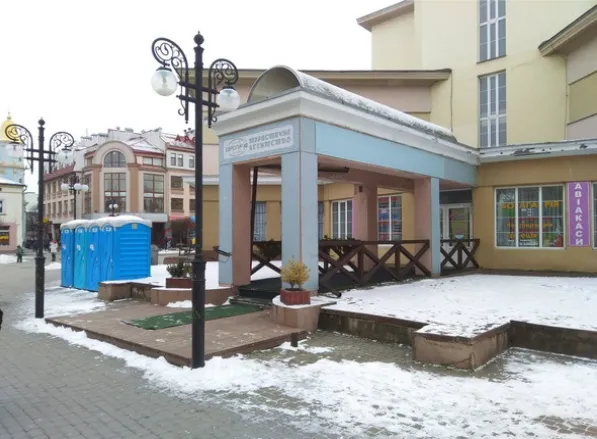 Нещодавно у Франківську поряд із Ратушею розмістили біотуалети. Проте це викликало масу обурень у місцевих жителів (фото) — фото 1