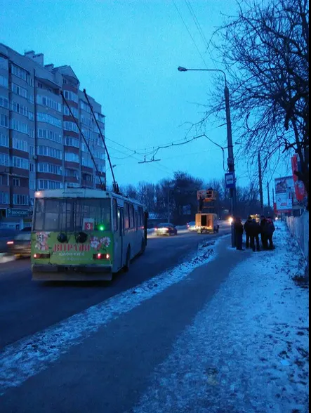 В Івано-Франківську на вулиці Галицькій зупинено рух тролейбусів (фото) — фото 1