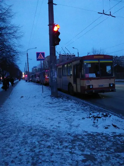 В Івано-Франківську на вулиці Галицькій зупинено рух тролейбусів (фото) — фото 2
