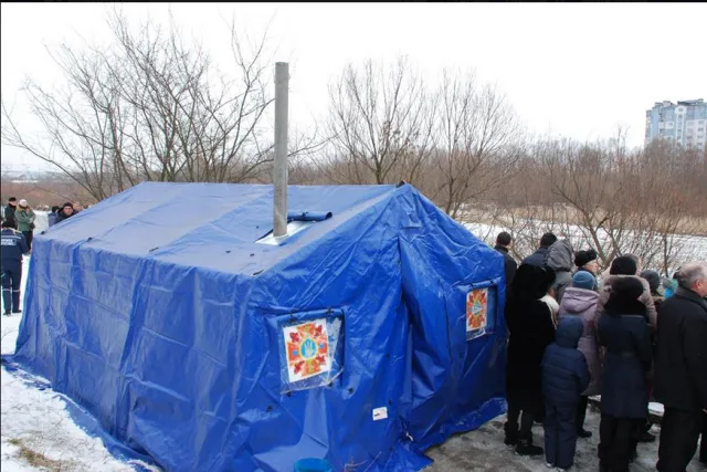 В Івано-Франківську під час святкування Водохреща рятувальники забезпечували безпеку людей (фото) — фото 1