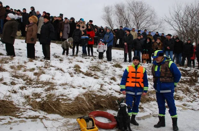 В Івано-Франківську під час святкування Водохреща рятувальники забезпечували безпеку людей (фото) — фото 2