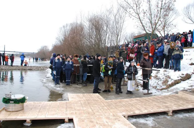 В Івано-Франківську під час святкування Водохреща рятувальники забезпечували безпеку людей (фото) — фото 4