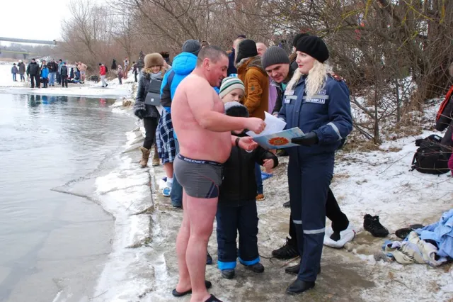 В Івано-Франківську під час святкування Водохреща рятувальники забезпечували безпеку людей (фото) — фото 5