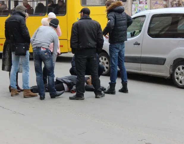 На вулиці Новгородській в Івано-Франківську легковик збив жінку (фото) — фото 1