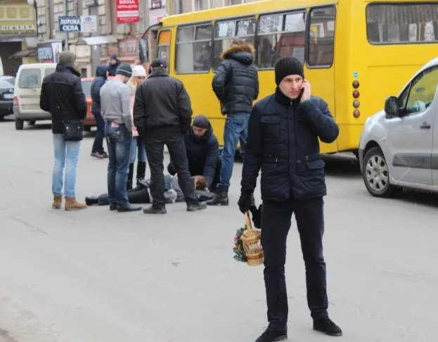 На вулиці Новгородській в Івано-Франківську легковик збив жінку (фото) — фото 2