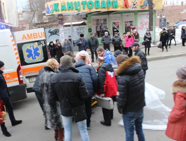 На вулиці Новгородській в Івано-Франківську легковик збив жінку (фото) — фото 4