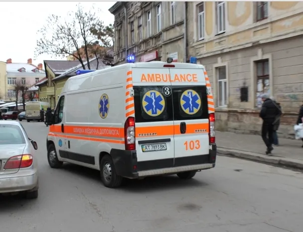На вулиці Новгородській в Івано-Франківську легковик збив жінку (фото) — фото 5