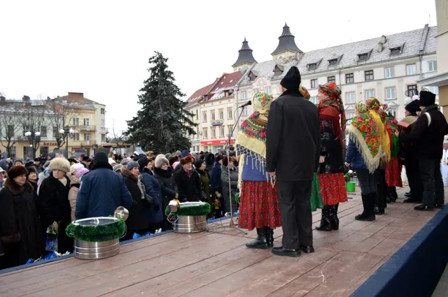 На площі Ринок відбулось святкове дійство «Во Йордані крещаюся, Тобі, Господи» (фото+відео) — фото 5