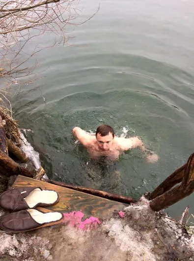 У мережі з'явилися фото як Олександр Сич скупався у Бистриці Сотовинській (фото) — фото 1