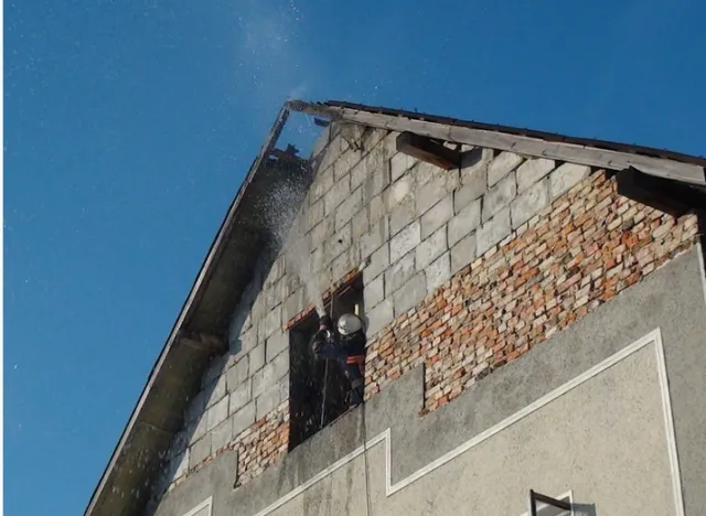 Неподалік Івано-Франківська горів двохповерховий житловий будинок, постраждалих немає (фото) — фото 2