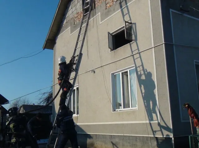 Неподалік Івано-Франківська горів двохповерховий житловий будинок, постраждалих немає (фото) — фото 3