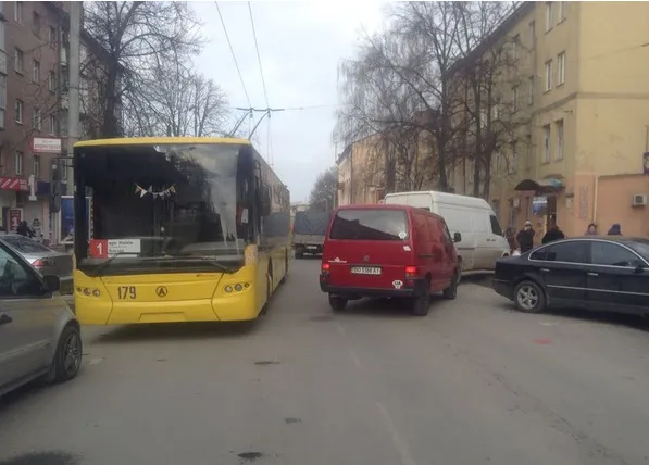 В Івано-Франківську новий автобус вчинив ДТП (фото) — фото 2