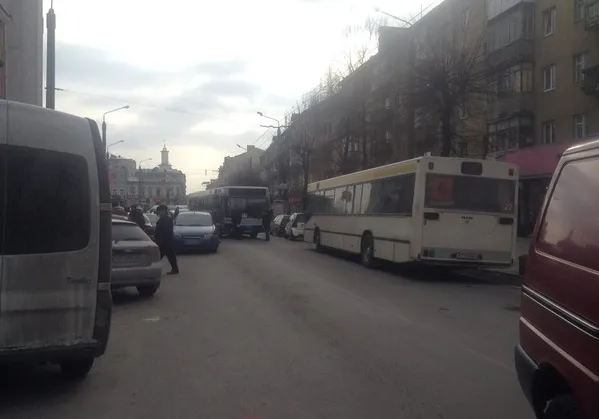 В Івано-Франківську новий автобус вчинив ДТП (фото) — фото 3