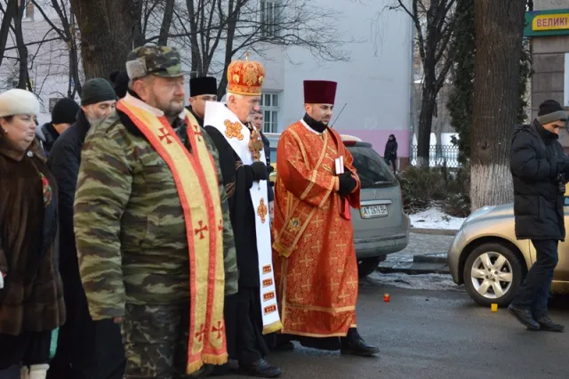 Франківці на колінах прощаються з бійцем АТО «Семеном» (фото) — фото 11