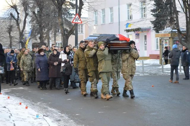 Франківці на колінах прощаються з бійцем АТО «Семеном» (фото) — фото 12