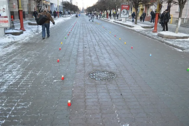 Франківці на колінах прощаються з бійцем АТО «Семеном» (фото) — фото 13