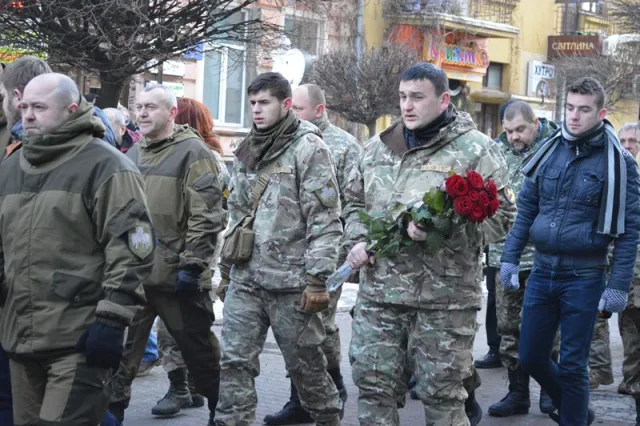 Франківці на колінах прощаються з бійцем АТО «Семеном» (фото) — фото 15