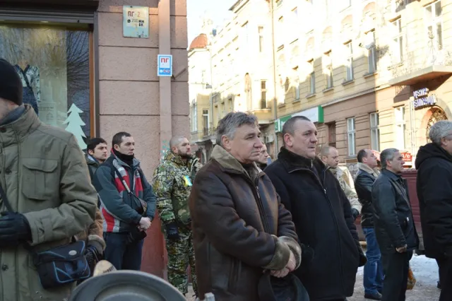 Франківці на колінах прощаються з бійцем АТО «Семеном» (фото) — фото 3