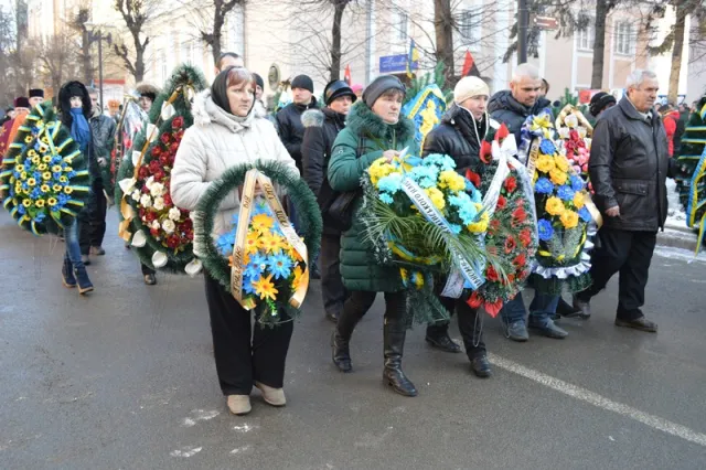 Франківці на колінах прощаються з бійцем АТО «Семеном» (фото) — фото 6