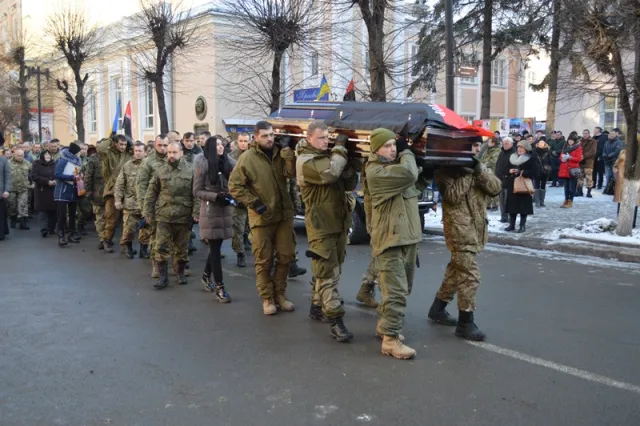 Франківці на колінах прощаються з бійцем АТО «Семеном» (фото) — фото 8