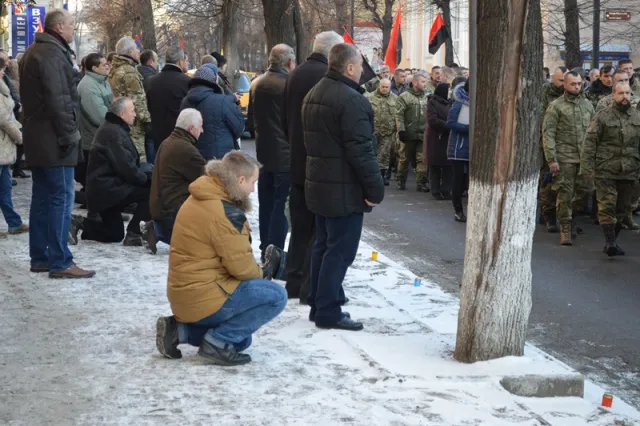 Франківці на колінах прощаються з бійцем АТО «Семеном» (фото) — фото 10