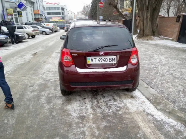 Вулиця Тичини: "не встигли на нову дорогу пустити автомобілістів, як відразу ж з'явилися авторагулі" (фото) — фото 2