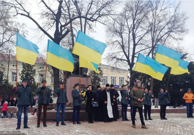 У Коломиї містяни утворили "живий ланцюг єдності» до дня Соборності України (фото+відео) — фото 4