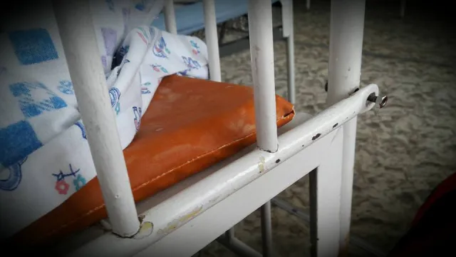 "Тумбочки, які не закриваються, облуплені дитячі ліжечка, заклеєні скотчем вікна, обдертий лінолеум", - пацієнтка обурена жахливими умовами перинатального центру (фото) — фото 13