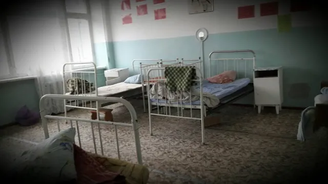 "Тумбочки, які не закриваються, облуплені дитячі ліжечка, заклеєні скотчем вікна, обдертий лінолеум", - пацієнтка обурена жахливими умовами перинатального центру (фото) — фото 17