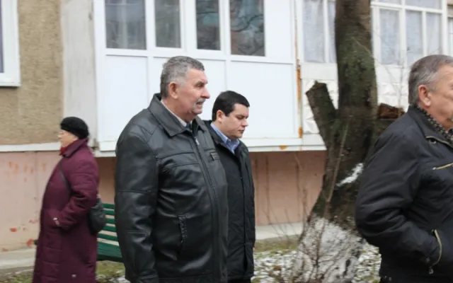 В Івано-Франківську у мікрорайоні Пасічна рідні, побратими та небайдужі франківці попрощалися із бійцем АТО Володимиром Твердохлібом (фото) — фото 2
