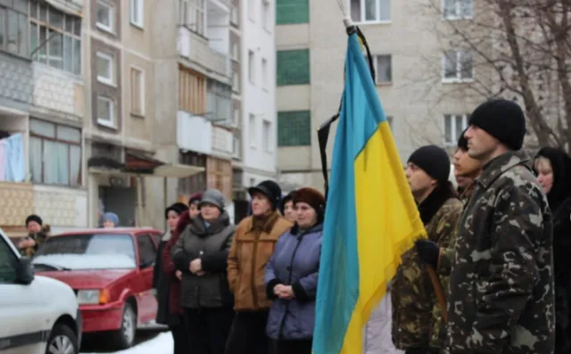 В Івано-Франківську у мікрорайоні Пасічна рідні, побратими та небайдужі франківці попрощалися із бійцем АТО Володимиром Твердохлібом (фото) — фото 3