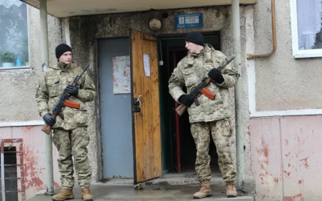 В Івано-Франківську у мікрорайоні Пасічна рідні, побратими та небайдужі франківці попрощалися із бійцем АТО Володимиром Твердохлібом (фото) — фото 5