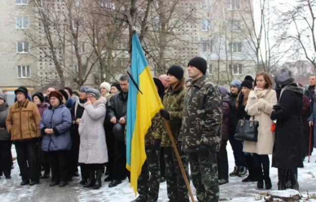 В Івано-Франківську у мікрорайоні Пасічна рідні, побратими та небайдужі франківці попрощалися із бійцем АТО Володимиром Твердохлібом (фото) — фото 6