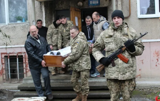В Івано-Франківську у мікрорайоні Пасічна рідні, побратими та небайдужі франківці попрощалися із бійцем АТО Володимиром Твердохлібом (фото) — фото 7