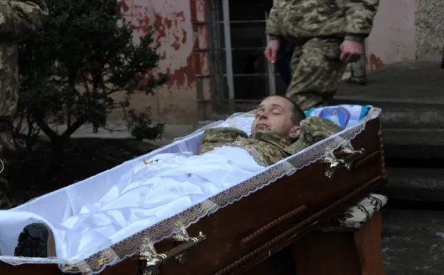 В Івано-Франківську у мікрорайоні Пасічна рідні, побратими та небайдужі франківці попрощалися із бійцем АТО Володимиром Твердохлібом (фото) — фото 8