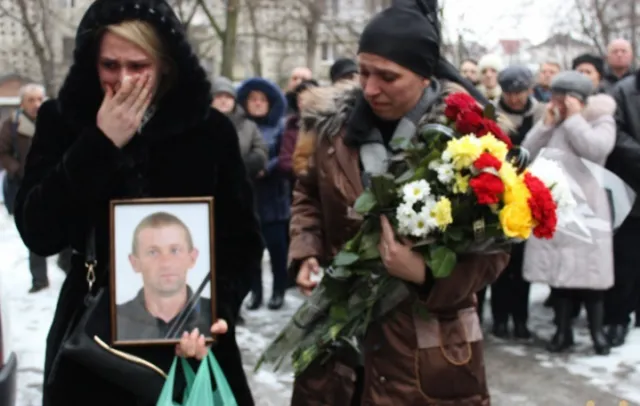 В Івано-Франківську у мікрорайоні Пасічна рідні, побратими та небайдужі франківці попрощалися із бійцем АТО Володимиром Твердохлібом (фото) — фото 10
