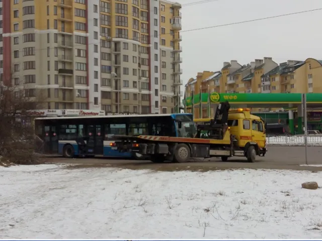 Один із нещодавно закуплених німецьких великогабаритних автобусів, через поломку, простояв всі вихідні на вулиці Довженка (фото) — фото 1
