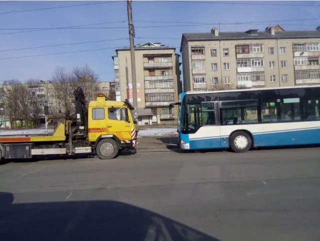 Один із нещодавно закуплених німецьких великогабаритних автобусів, через поломку, простояв всі вихідні на вулиці Довженка (фото) — фото 2