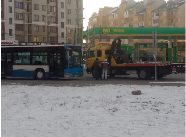 Один із нещодавно закуплених німецьких великогабаритних автобусів, через поломку, простояв всі вихідні на вулиці Довженка (фото) — фото 3